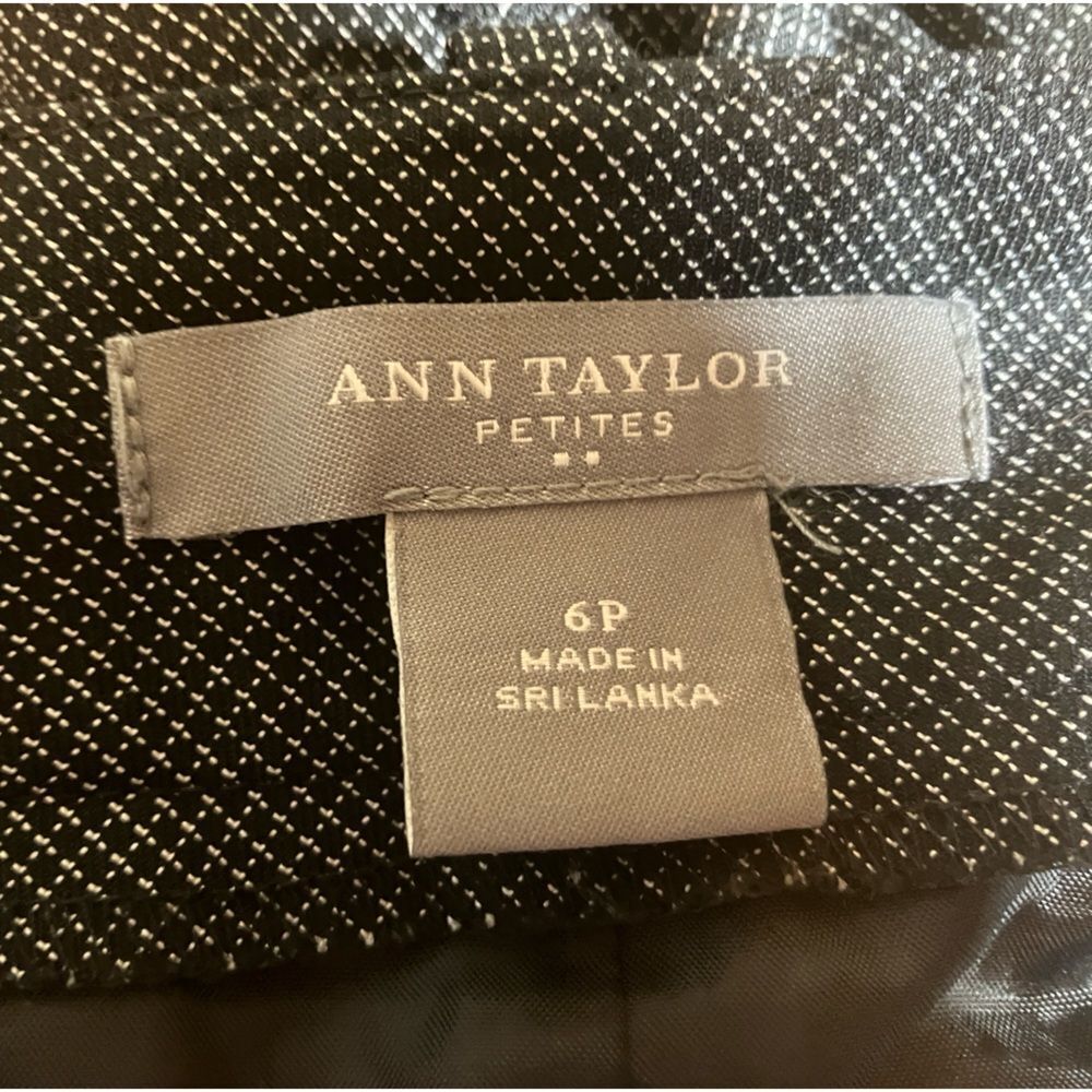 Ann Taylor Petite, capri pants, button detail, excellent condition, size 6P - Picture 2 of 2